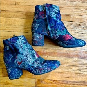 Zigi Soho Shimmery Blue and Red Floral Ankle Boots size 9